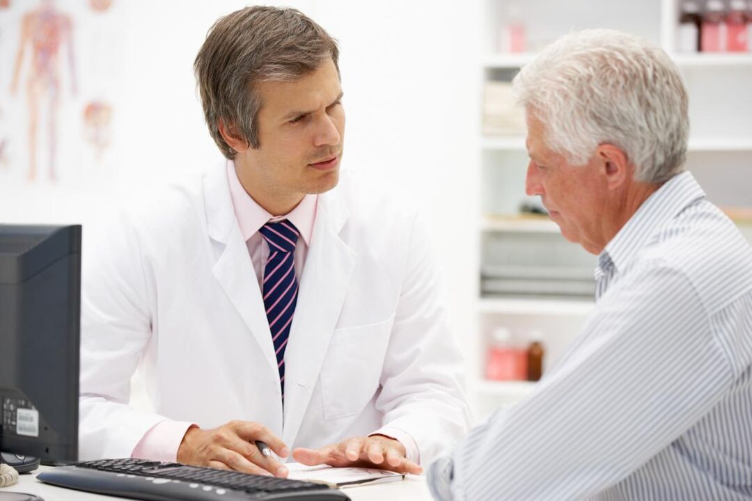 Der Arzt verschreibt dem Patienten Medikamente gegen Prostatitis