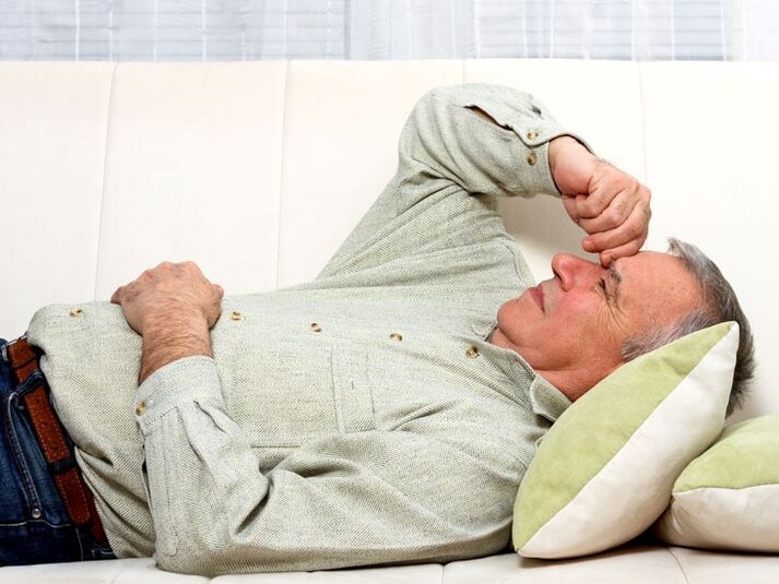 Ein Mann leidet unter Komplikationen aufgrund einer Prostatitis